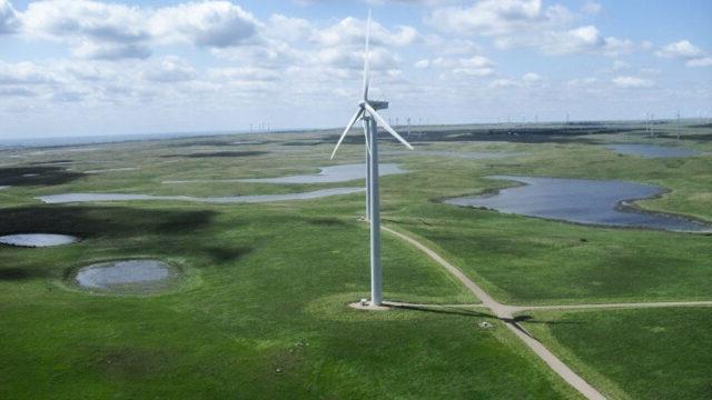 塔坦卡风电场是北达科他州和南达科他州最大的可再生能源项目, 大约14个座位,080英亩
